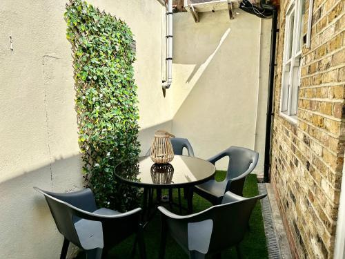 Westferry Two-Bedroom Deluxe Apartment - Tap to explore photos