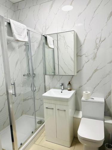 Westferry Two-Bedroom Deluxe Apartment - Tap to explore photos