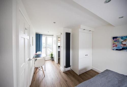 Wimbledon Park Bed & Breakfast - Tap to explore photos