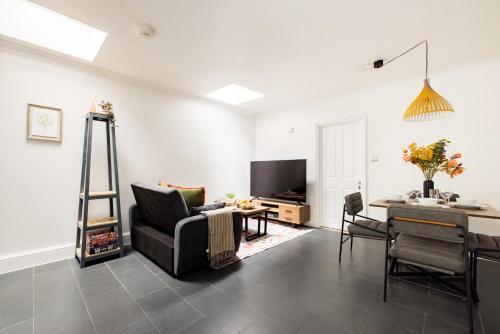 Wild Roses Serviced Apartments - Hackney - Tap to explore photos