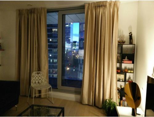 Private room in luxury canary wharf apartment - Tap to explore photos