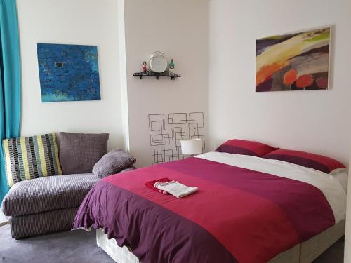 Private room in luxury canary wharf apartment - Tap to explore photos