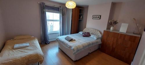 Nice 3 Bedroom House Ealing - Tap to explore photos