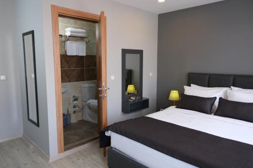 Ore Pera Suites Room Type - Deluxe Double Room