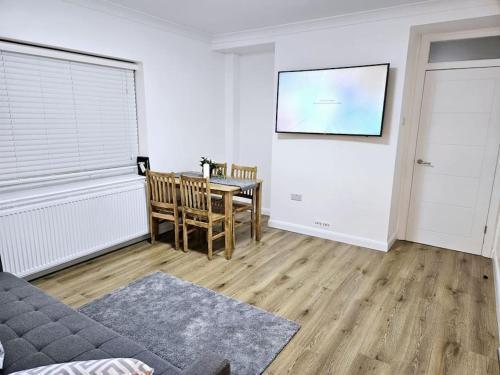 Wonderful Apartment in Wembley - Tap to explore photos