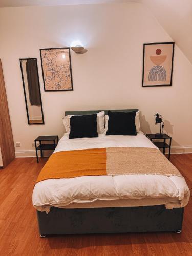 Spacious 3 rooms in Tooting - Tap to explore photos