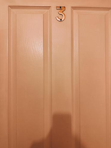 Spacious 3 rooms in Tooting - Tap to explore photos