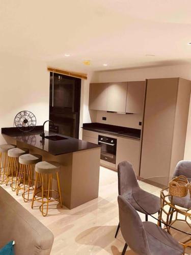 Spacious 3 Bed City Apartment with Terrace - Tap to explore photos