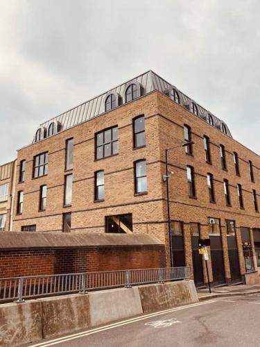 Spacious 3 Bed City Apartment with Terrace - Tap to explore photos
