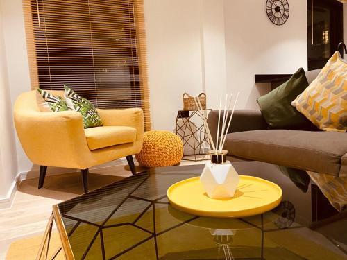 Spacious 3 Bed City Apartment with Terrace - Tap to explore photos