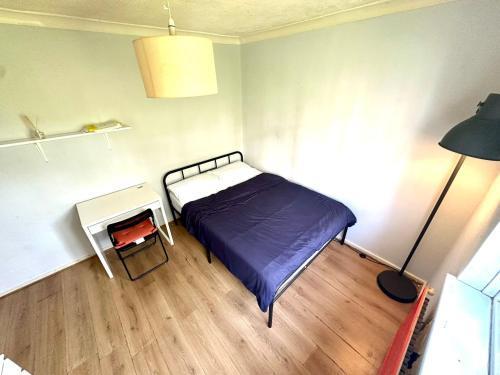 Whitechapel Rooms R2 - Tap to explore photos