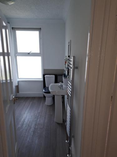 Single Room near London Seven Kings Train station - Tap to explore photos