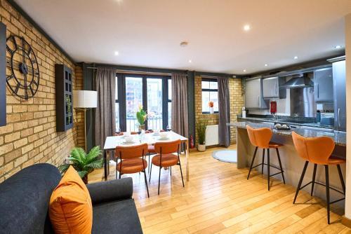 Southwark Apartment - Tap to explore photos