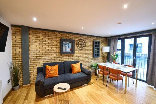 Southwark Apartment - Tap to explore photos