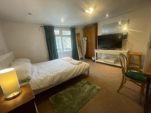 Private Double Room - Tap to explore photos