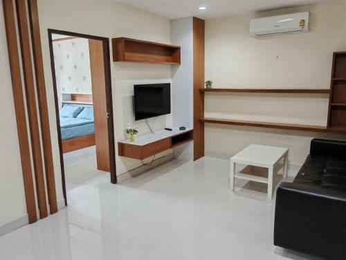 Phratamnak Grand Apartments - Cozy Beach - Tap to explore photos