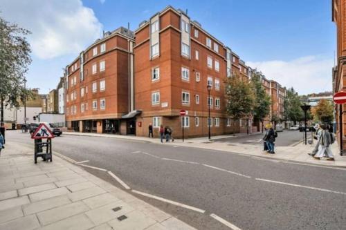 Spacious 3-Bed Cosy Flat in Westminster - Tap to explore photos