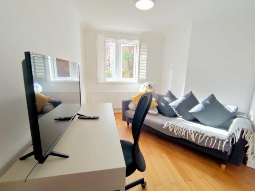 Spacious 3-Bed Cosy Flat in Westminster - Tap to explore photos