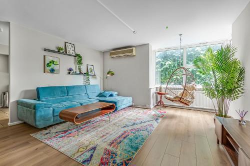 Riverside Retreat In Putney - Tap to explore photos