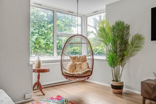 Riverside Retreat In Putney - Tap to explore photos