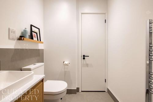 Pristine Apartment - Minutes from Angel Tube St - Tap to explore photos