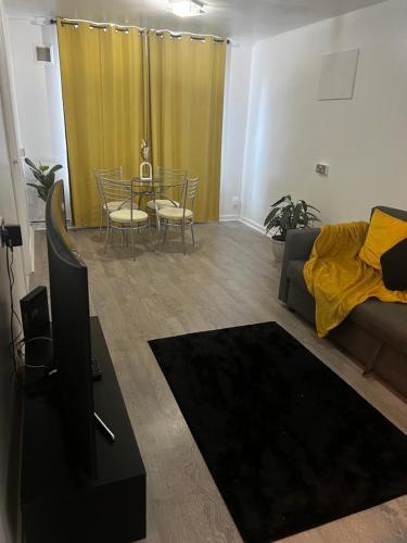 Stylish Apartment near Excel London- sleeps 4! - Tap to explore photos