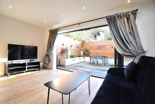 Stunning 2 bed apartment - Tap to explore photos