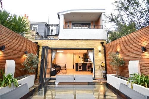 Stunning 2 bed apartment - Tap to explore photos