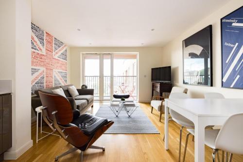 The Call of London 2 Bedroom Flat in Battersea - Tap to explore photos