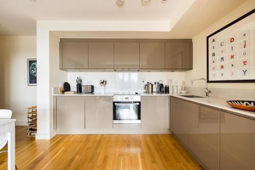 The Call of London 2 Bedroom Flat in Battersea - Tap to explore photos