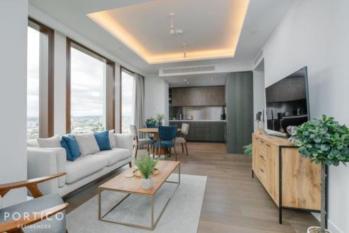 Stunning 2-bed apartment with pool in Nine Elms - Tap to explore photos