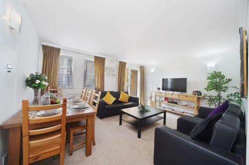 Stunning 4-Bed Apartment - Tap to explore photos