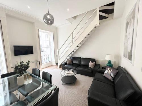 Split Level 3 Bed- Hyde Park - Tap to explore photos