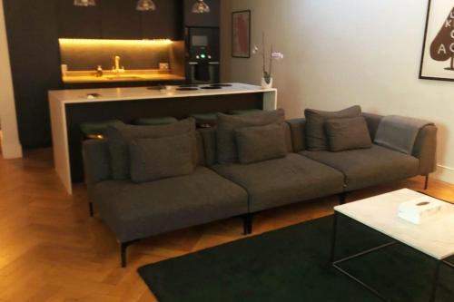 Stunning Modern Large 5 Bed House Willesden - Tap to explore photos