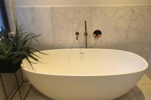 Stunning Modern Large 5 Bed House Willesden - Tap to explore photos