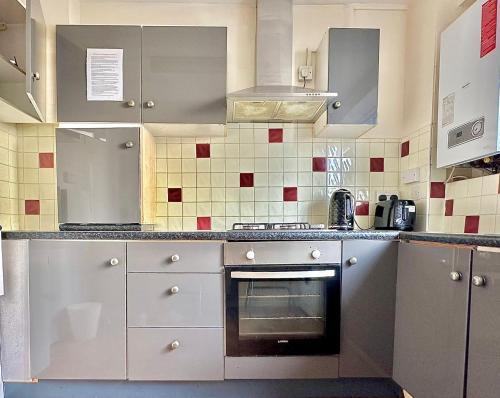 Stay In Edgware Road apartment - Tap to explore photos