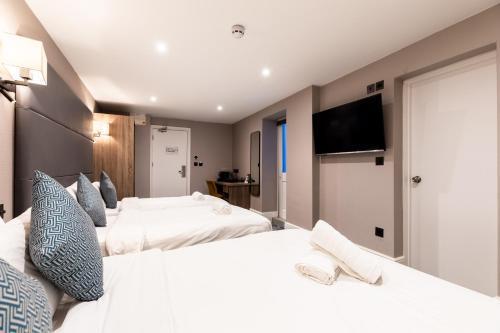 The Chapter Hotels - The J Hyde Park - Tap to explore photos