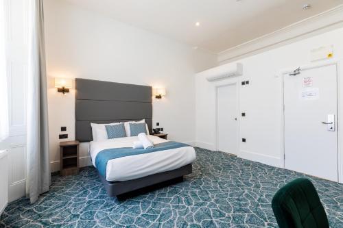 The Chapter Hotels - J Hyde Park - Tap to explore photos