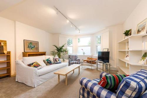Spacious 2 bed Garden Flat by the Thames+parking - Tap to explore photos