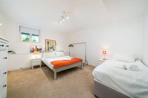 Spacious 2 bed Garden Flat by the Thames+parking - Tap to explore photos