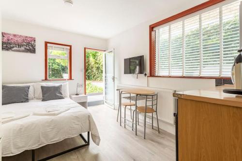 Stylish Ground Floor Garden Flat nr Central London - Tap to explore photos