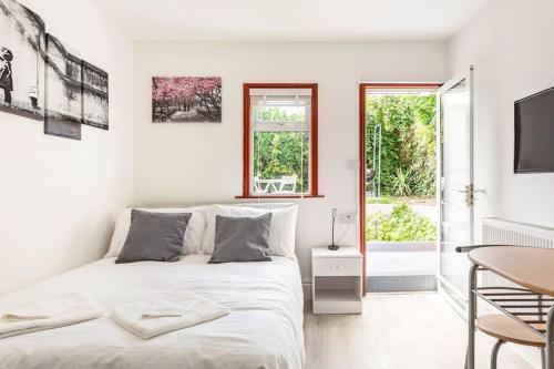 Stylish Ground Floor Garden Flat nr Central London - Tap to explore photos