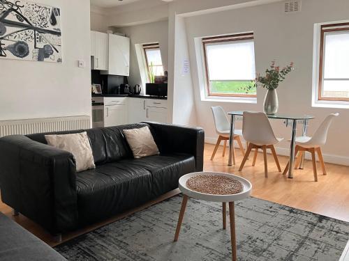 Spacious lux modern apartment West London. - Tap to explore photos