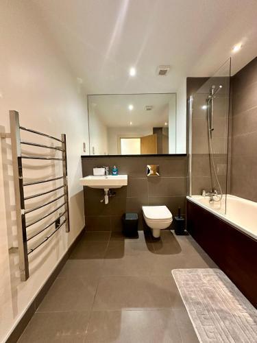 Stylish Central Apartment 4 mins from station - Tap to explore photos