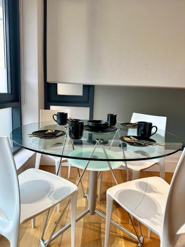 Stylish Central Apartment 4 mins from station - Tap to explore photos