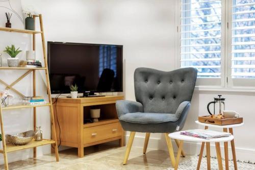 Stylish Contemporary 1 Bed Flat Near London Bridge - Tap to explore photos