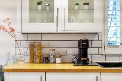 Stylish Contemporary 1 Bed Flat Near London Bridge - Tap to explore photos
