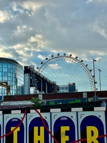 Stunning 2 Bed/2 Bath Flat in Waterloo, London - Tap to explore photos