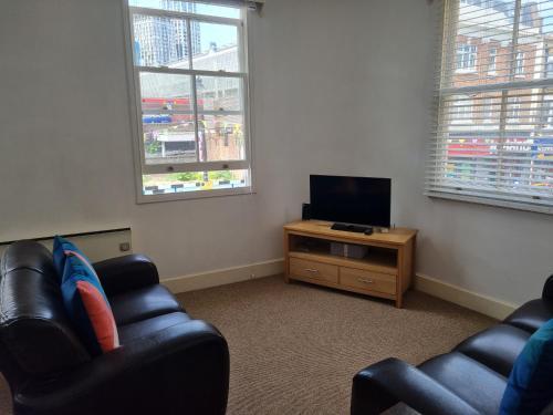 Stunning 2 Bed/2 Bath Flat in Waterloo, London - Tap to explore photos