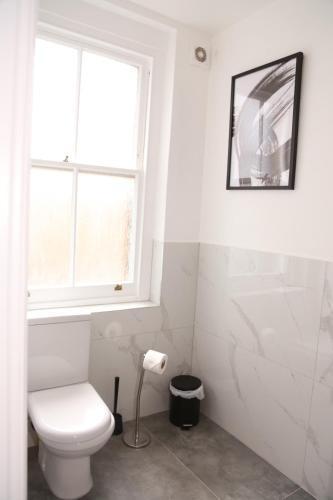 Star London Warwick Mansions 4-Bed Retreat - Tap to explore photos
